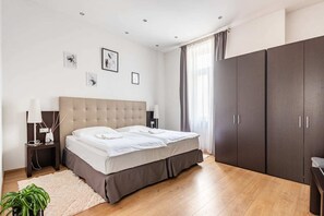 1 chambre, bureau, fer et planche à repasser, lit parapluie