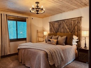 6 Schlafzimmer, Schreibtisch, Bügeleisen/Bügelbrett, Reisekinderbett