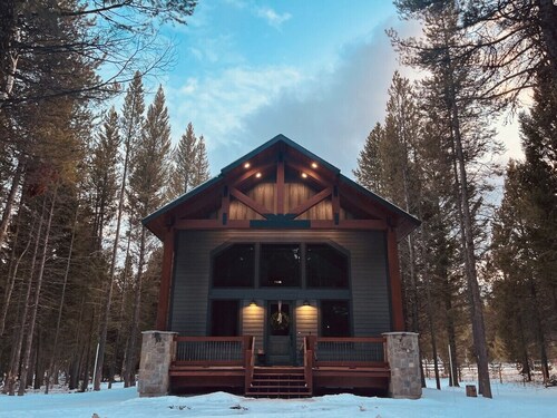Secluded brand new build close to Yellowstone with hot tub - Black Bear Lodge