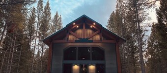 Secluded brand new build close to Yellowstone with hot tub - Black Bear Lodge