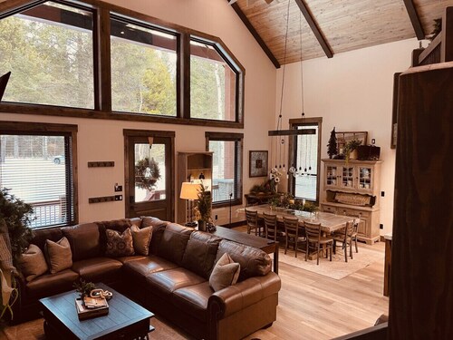 Secluded new build close to Yellowstone with hot tub - Black Bear Lodge