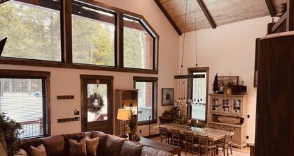 Secluded new build close to Yellowstone with hot tub - Black Bear Lodge