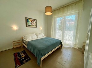 2 bedrooms - Coastal villa with private garden (Porto Santa Margherita)