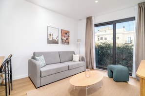 Two-Bedroom Apartment with Balcony | Zona de estar | Televisión de pantalla plana de 50 pulgadas con canales por cable