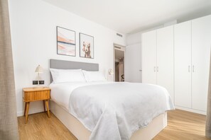Two-Bedroom Apartment with Balcony | Individualmente decorados, individualmente mobiliados, escrivaninha