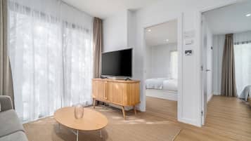 Two-Bedroom Apartment with Balcony | Περιοχή καθιστικού | Τηλεόραση με επίπεδη οθόνη 50 ιντσών με καλωδιακά κανάλια