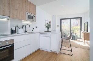 One-Bedroom Apartment with Balcony | 私人厨房 | 冰箱、微波炉、烤箱、炉灶