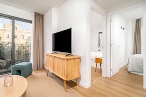 Two-Bedroom Apartment with Balcony | Zona de estar | Televisión de pantalla plana de 50 pulgadas con canales por cable