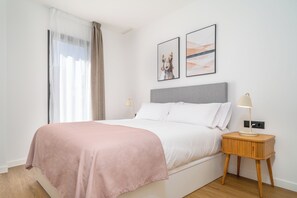 One-Bedroom Apartment with Balcony | Yksilöllisesti sisustettu, yksilöllisesti kalustettu, työpöytä