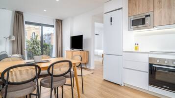 Appartement | Privékeuken | Een koelkast, een microgolfoven, een oven, een kookplaat