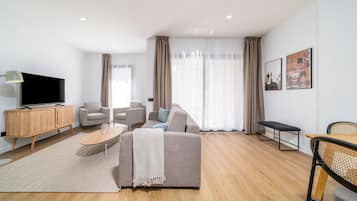 Familie appartement | Woonruimte | Een 50-inch flatscreentelevisie met kabelzenders