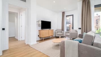 Familie appartement | Woonruimte | Een 50-inch flatscreentelevisie met kabelzenders