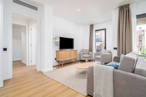 Two-Bedroom Family Apartment with Terrace | Oleskelualue | 50–tuumainen taulutelevisio, jossa kaapelikanavat