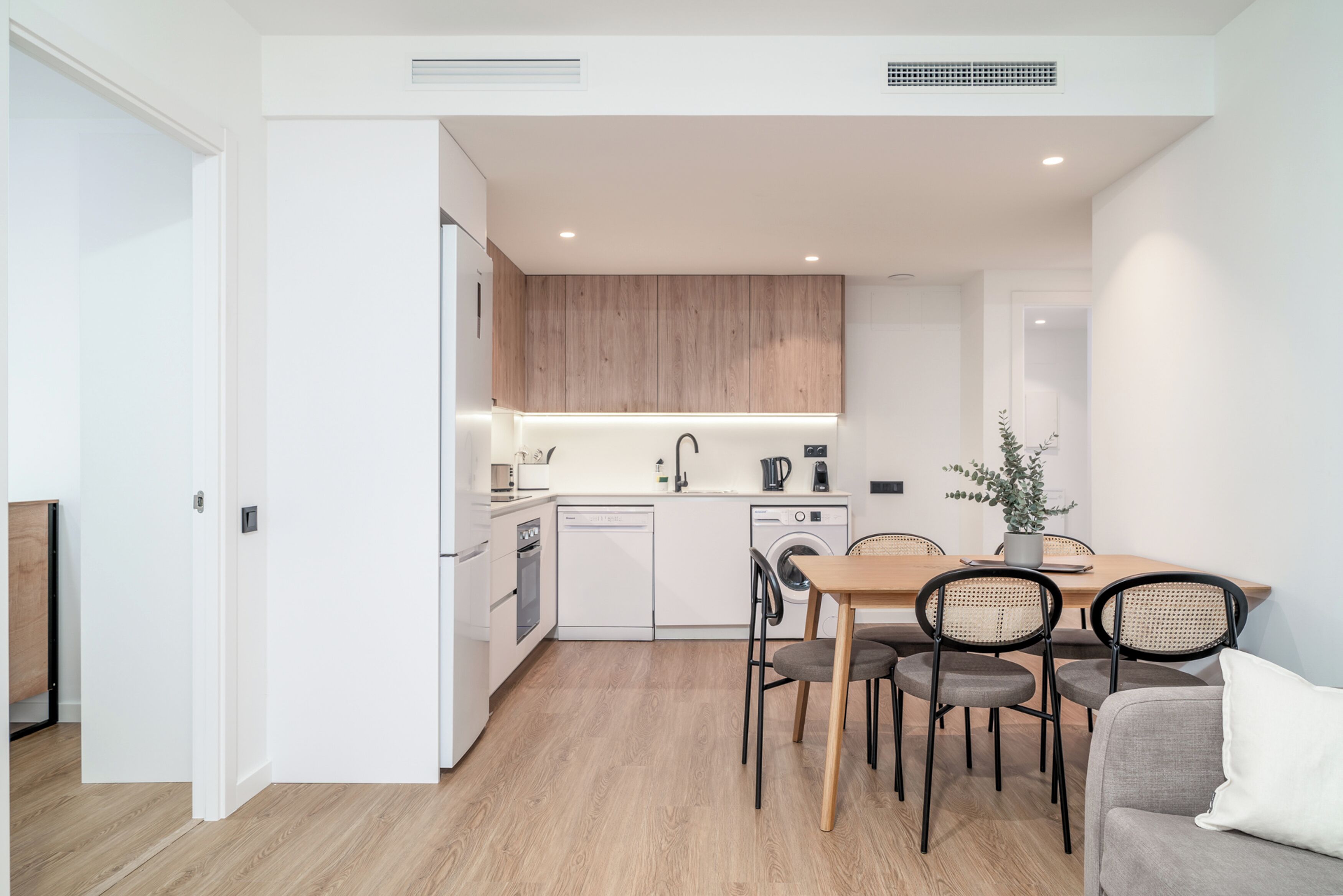 Two-Bedroom Apartment with Balcony | Ιδιωτική κουζίνα | Ψυγείο, φούρνος μικροκυμάτων, φούρνος, μαγειρικές εστίες