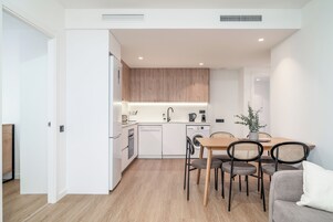 Two-Bedroom Apartment with Balcony | 私人厨房 | 冰箱、微波炉、烤箱、炉灶