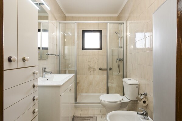 Shower, towels