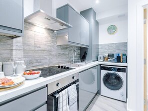 Apartment | Private kitchen - The Lowry One-bedroom Apartment by Belvilla (Manchester)