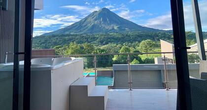 Stylish Volcano Villa w/ Jacuzzi & Private Pool, volcano views, sun deck, WiFi
