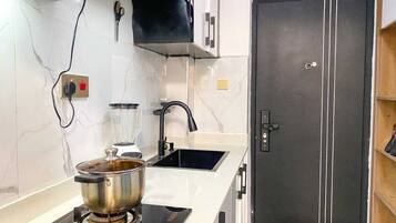 Comfort Studio | Private kitchen | Fridge, microwave, cookware/dishes/utensils