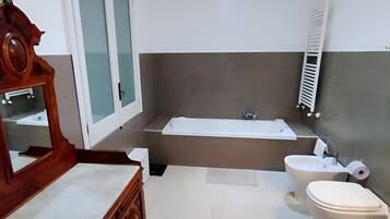 Haartrockner, Bidet, Handtücher, Seife