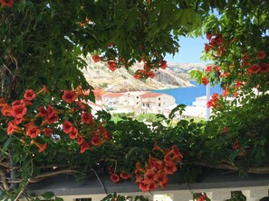 Property grounds - apartment with seaview, bedroom and terrace with seating (Metajna)