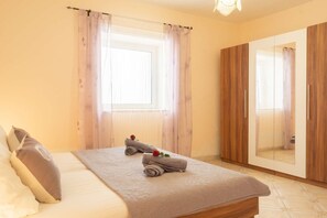 2 bedrooms, WiFi, bed sheets - apartment with seaview, private parking and free WiFi (Metajna)