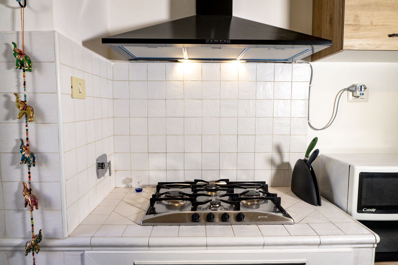 Frigorifero con congelatore, microonde, forno, piano cottura