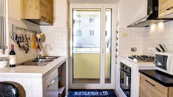 Refrigerador con freezer, microondas, horno, placa de cocina