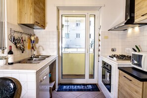 Full-size fridge, microwave, oven, stovetop