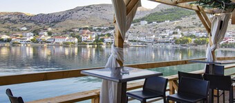 Room with bathroom, fridge, kettle, free WiFi and free parking space