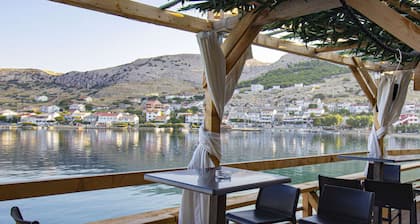 Room with bathroom, fridge, kettle, free WiFi and free parking space