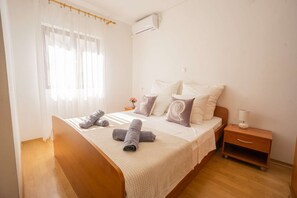 1 bedroom, WiFi, bed sheets - Room with bathroom, fridge, kettle, free WiFi and free parking space (Metajna)