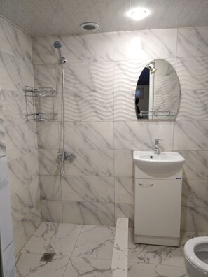 Dusche, Haartrockner, Handtücher, Seife