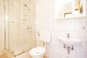 Dusche, Haartrockner, Handtücher