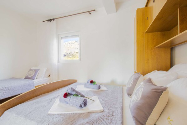 2 bedrooms, WiFi, bed sheets - Apartment with private balkony and seaview (Metajna)