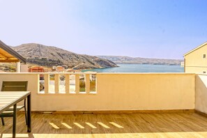 Terrace/patio - modern apartment with sea view, free WiFi, free parking (Metajna)