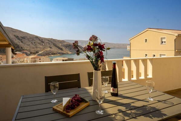 Outdoor dining - modern apartment with sea view, free WiFi, free parking (Metajna)