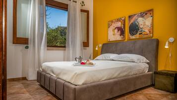 4 bedrooms, iron/ironing board, WiFi (free), bed sheets