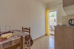 Frigorífico y placa de cocina