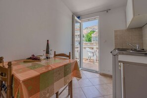 Fridge, stovetop - Apartment right on the harbor with slipway and boat mooring (Metajna)