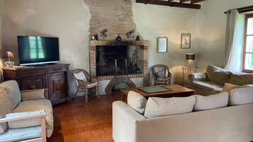 TV, caminetto, lettore DVD