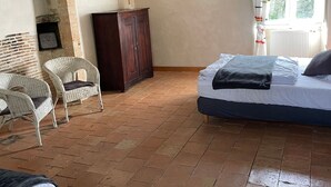 5 bedrooms, free WiFi, bed sheets