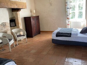 5 bedrooms, free WiFi, bed sheets