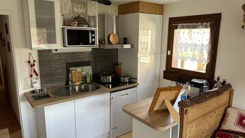 Kjøleskap, mikrobølgeovn, ovn og oppvaskmaskin