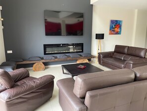 TV, fireplace, ping pong - Luxury Retreat: Heated Pool, Jacuzzi, Fitness, Near Le Mans (Sargé-lès-le-Mans)
