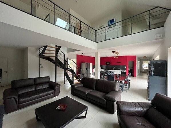 TV, fireplace, ping pong