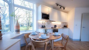 Dining - St Mary's Church Onebedroom Apartment by Sojo Stay (Manchester)
