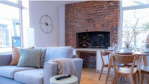 Living room - St Mary's Church Onebedroom Apartment by Sojo Stay (Manchester)