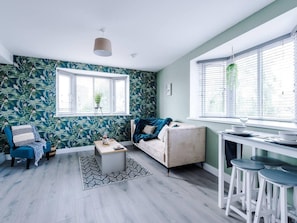 Apartment | Dining - One-bedroom by Media City UK by Belvilla (Manchester)