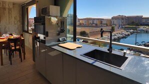 Fridge, microwave, dishwasher - Beautiful 2-room apartment in Sète with private parking (Sète)